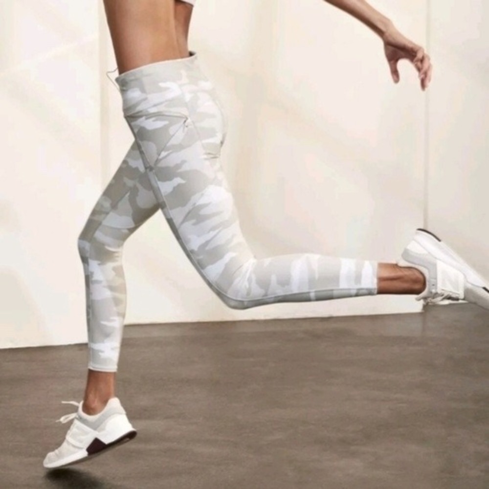 Athleta Ultimate Stash Pocket Leggings Womens Small Beige Camo High Rise 24"